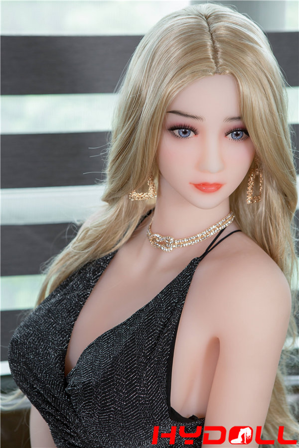 Süße und lebhafte Sexpuppe