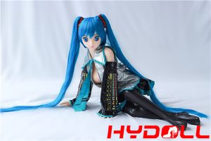 Wie ein Freund mittleren Alters Anime Liebespuppen sammelt
